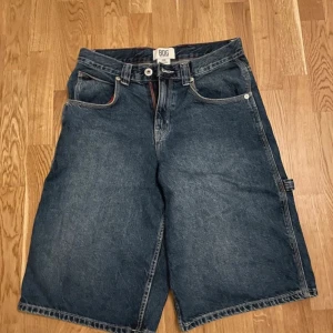 Mörkblå jeansshorts  - Säljer ett par mörkblå jeansshorts De har en klassisk femficksdesign med extra fickor på baksidan och en bekväm passform. Perfekta för en avslappnad stil. Priset sänks om du vill