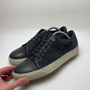 Lanvin skor  - Hej! Säljer nu dessa svin feta lanvin skor! Skorna är i toppskick skick! Har ett begränsat antal boxar, dust bag och extra skosnören. Hör av dig vid frågor eller liknande