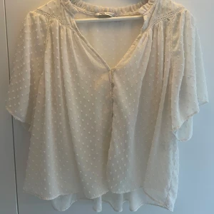 Blus - Jättefin blus från Zara! Den nedersta knappen är lite sönder men inget man tänker på💕