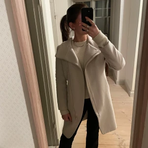 Kappa - Säljer en jätte snygg kappa från Tiger of Sweden. Den är använd cirka 5 gånger men har hängt i garderoben ett bra tag. Säljer för att jag tycker den är förliten som man ser i armarna!    