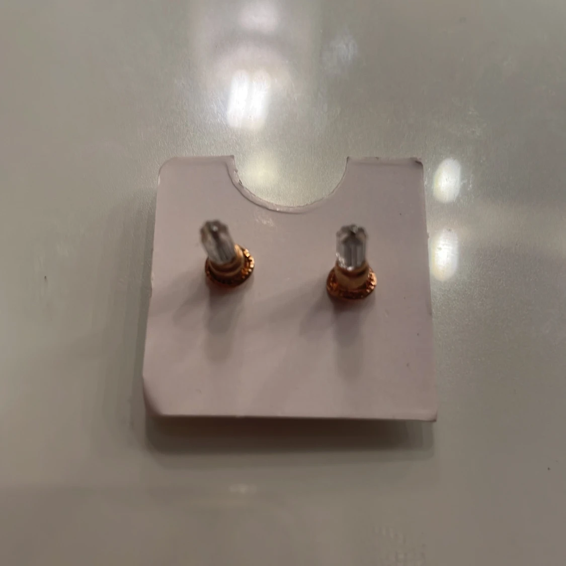 Guldörhängen i hjärtform och rund design från Ur & Penn  - 90