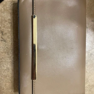 Axelväska  - Fin men skadad dock vet ej om man kan bara torka 