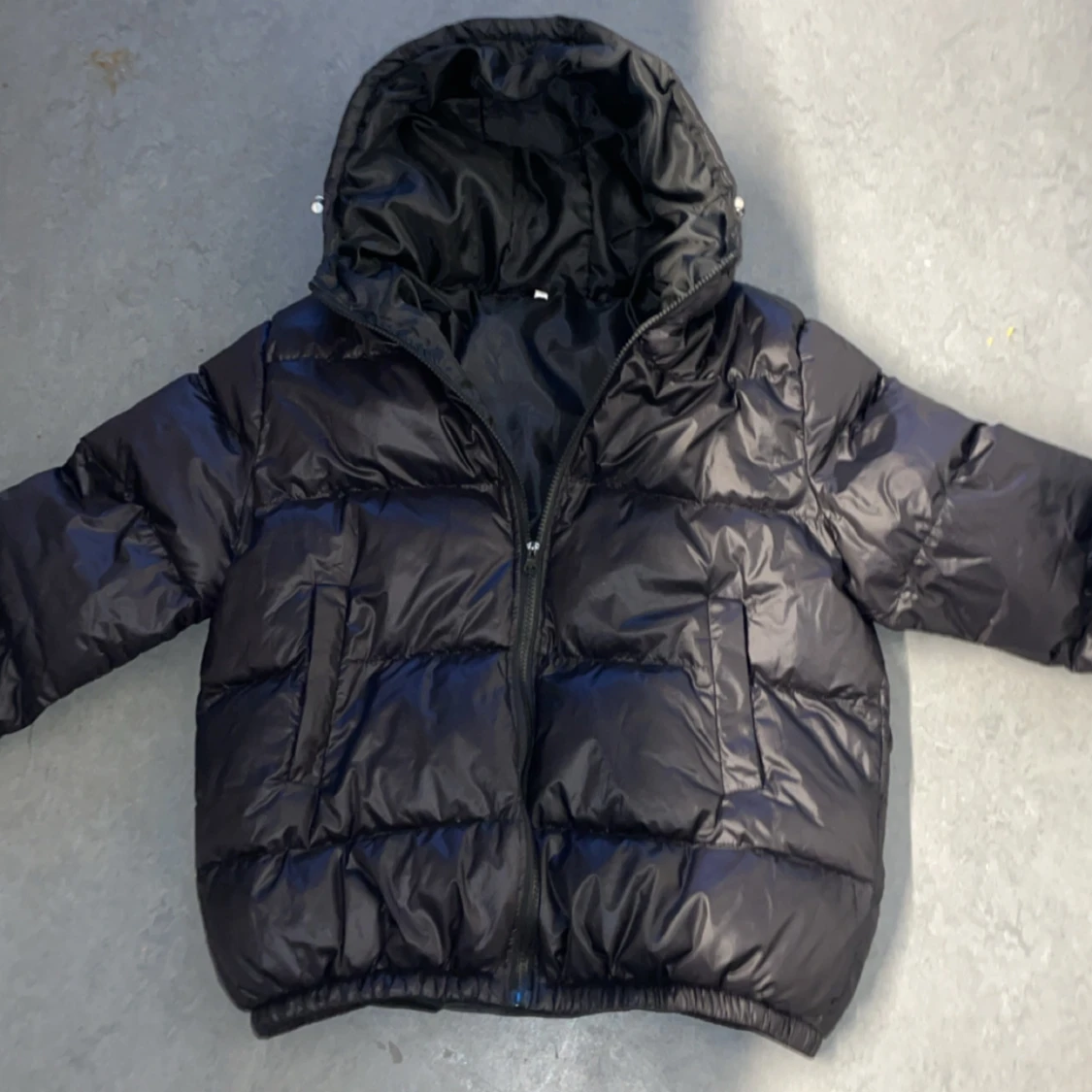 Svart pufferjacka (storlek s)