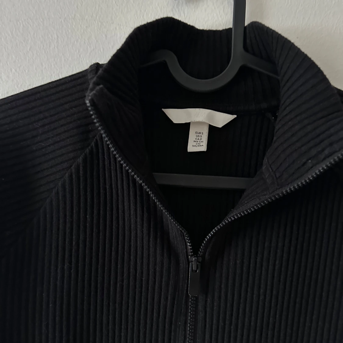 Svart ribbad tröja med dragkedja - 90