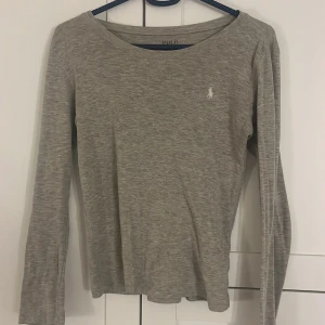 Grå tröja från Polo Ralph Lauren - Säljer en grå tröja från Polo Ralph Lauren. Använd 1 gång och är i bra skick!!💗
