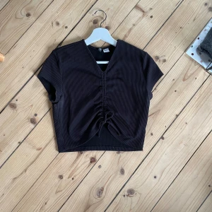 Svart magtröja med snörning framtill - Jättefin, aldrig använd, stl M