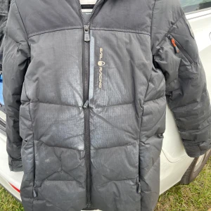 Jacka  - Jag säljer en unisex jacka i storlek S. Jackan är lite sliten men fortfarande funktionell och snygg. Den har några små revor som enkelt kan lagas eller användas som den är för en mer avslappnad look 