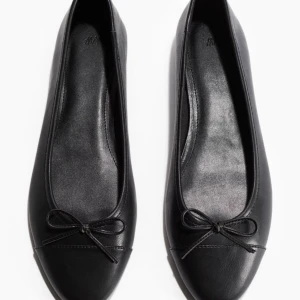 Ballerinaskor från H&M  - Säljer dessa slutsålda ballerinaskor från hm i storlek 38. Endast använda ett par gånger, nypris 349kr💓hör av er vid frågor eller funderingar