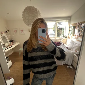 Stickad tröja  - Jätte fin stickad tröja från zara som är så mysig och skön inför hösten. Skriv för fler bilder, eller info. Är villig att ändra på priset.💗