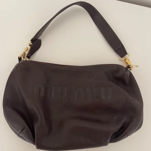 Miu miu väska - Miu Miu väska köpt utomlands. Mycket fint skick förutom spännena som är slitna. (Se bild)