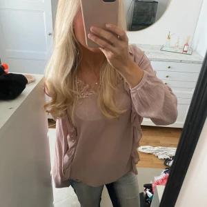 Lila volang blus  - Så söt! 💞