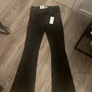 Helt nya lågmidjade jeans från lager 157 i storlek xs, jeansen är aldrig använda då lappen fortfarande är kvar. Jätte fina och bekväma jeans som passar till allt. Köpte jeansen för 400kr och säljer för 275 pris går att diskuteras