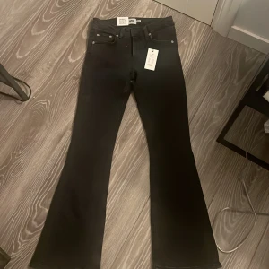 Lågmidjade svarta jeans  - Helt nya lågmidjade jeans från lager 157 i storlek xs, jeansen är aldrig använda då lappen fortfarande är kvar. Jätte fina och bekväma jeans som passar till allt. Köpte jeansen för 400kr och säljer för 275 pris går att diskuteras