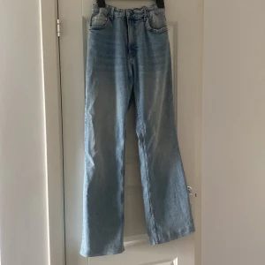 Bootcut Jeans H&M - Jeans från H&M med insydd resor i midjan.  Nästan oanvända, bra skick, stl 42.