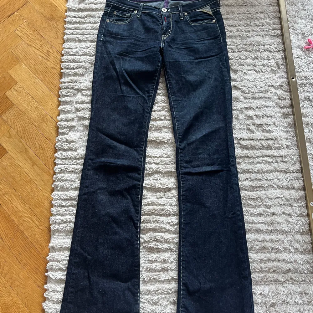 Så snygga lågmidjade vintage replay jeans som tyvärr inte passar längre. Jättefin mörkblå tvätt perfekta till vintern. Storlek W28 L34. Ingen stretch💞. Jeans & Byxor.