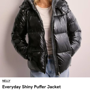 Svart puffer  - Helt oanvänd, lapparna kvar, endast testad en gång. Original pris 800kr 