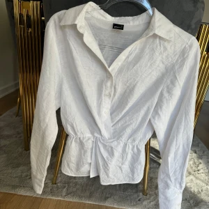  Skjorta  - Använd 2-3 gånger , (inte stryckt den) slutat säljas på fina passar xs-m 