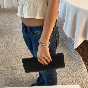 Svart kuvertväska  - Bra skick, finns en innerficka och vintage. 