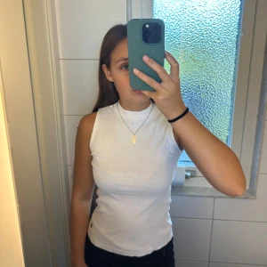 Vitt linne med krage  - Barnstorlek, men som en XS/S. Köparen står för frakten. Går att få på köpet vid köp av annat plagg. 