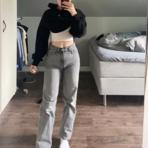 Jeans - Säljer då dom tyvärr är för stora för mig🩵 Storlek 32 men passar 34, kontakta privat för mått🩵