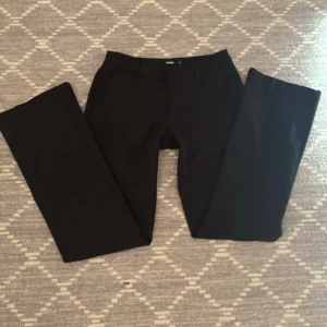 Låg midja Kostymbyxor - Säljer min låg midja kostymbyxor från bikbok pga att den är för stor för mig