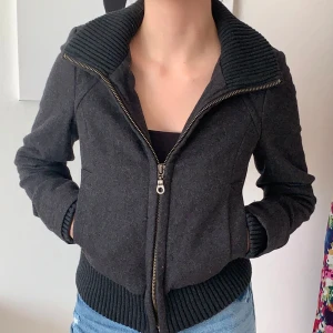 Zara jacka  - Ulljacka från Zara i storlek XS, helt oanvänd för bara 290🥰 helt perfekt för hösten 