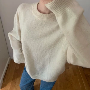 Oversized stickad tröja - Super skön och varm, har använts några gånger men är i fint skick och har inga skador! 💖
