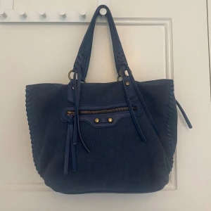 Handväska Subdued - Säljer denna jättefina väska då den tyvärr inte kommer till någon användning. Den är i jättebra skick och är knappt använd. Köptes o sommras.