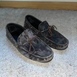 Loafers - Riktigt feta Camo loafers, lite off season, men för sjukt bra pris!! Passar storlek 42/43