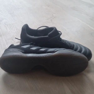 Addidas copa, inomusfotbollskor. - Inhomusfotbollskor i storlek 43, i bra skick.  Märke:adias