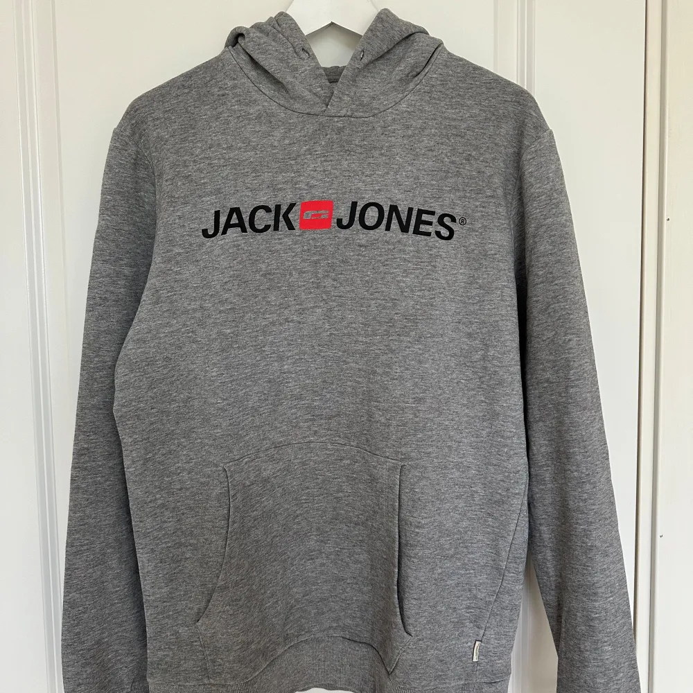 Hoodie från Jack & Jones med luva. Grå färg och bra skick. Hoodies.