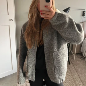 Grå bomberjacka - Passar också s-m beroende på önskad passform 