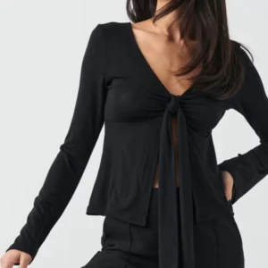 Topp Gina Tricot - Topp från Gina tricot, använd en gång så skick som ny! 🖤