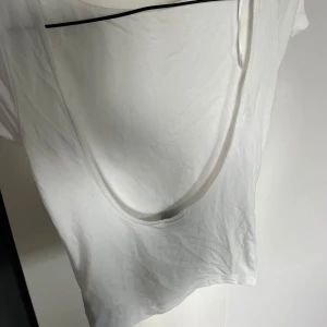 T-shirt med djup rygg - Aldrig använd, endast testad