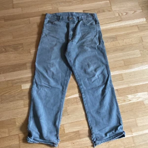 Dickies carpenter pants olivgröna - Jättesälsynta dickies carpenter pants i olivgrön färg, bäggy passform