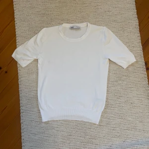 Vit kortärmad tröja💗 - Köptes för 1 månad sen, bara använd 1 gång!💗Storlek M men sitter som S