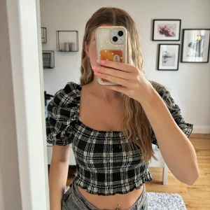 Cropped Topp - Använd endast 1 gång. Fint skick med söta puff ärmar Storlek XS men väldigt stretchigt material så passar även S och M Köpt för 399, säljer för 180