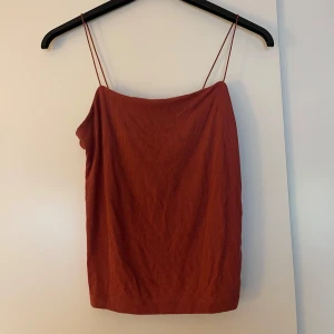 Linne  - Linne i väldigt skönt material, som har ett dubbeltyg vid bysten. I mycket gott skick 