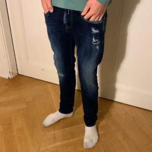 Tja, säljer nu dessa jeans ifrån replay i den populära modellen anbass. Färgen på jeansen passar bra till its mörkare och kallare dagar. Priset är diskuterbart. Modellen är 170 och väger 55,5 MVH✝️