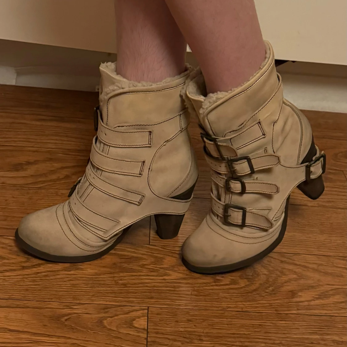 Beige boots med pälsfoder och spännen - 90