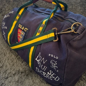 Polo Ralph Laurent bag - Tja säljer denna sjukt feta och slutsålda väskan från polo Ralph Laurent, den är u bra skick och har använts väl. Nypris 2249, mitt pris 1500 men vi kan gå lägre vid snabb affär!