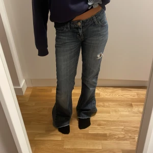 Snygga lågmidjade jeans 💞 - Jättefina jeans med snygga bakfickor, dome lågmidjade och storlek 26 ja har sytt ut dom från skinny men dom är utsvängda💞