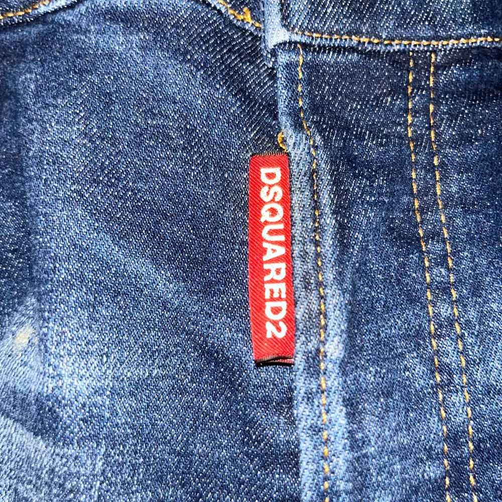 Dsquared2 jeans i 10/10 skick, NFC Scan finns. Hör gärna av om det finns funderingar!. Jeans & Byxor.