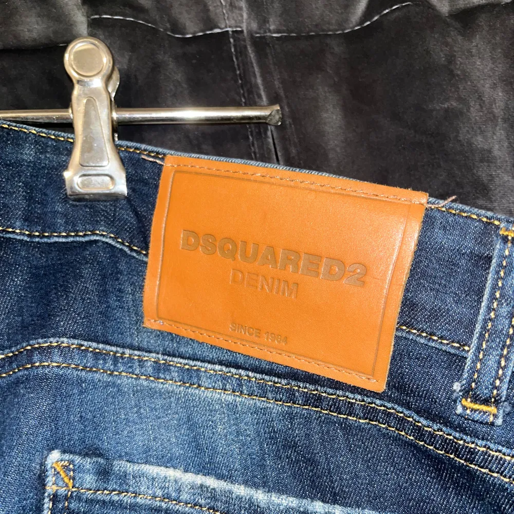 Dsquared2 jeans i 10/10 skick. Skriv om du har några funderingar. Priset är inte hugget i sten!. Jeans & Byxor.