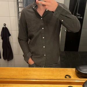 Grön skjorta  - Säljer nu denna mörkgröna NN07 NO NATIONALITY skjortan då den aldrig kom till användning. Den är alltså helt ny. Hör av dig vid minsta fundering 