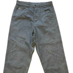 Hèlas umbrella jeans loose - Säljer ett par Hélas Umbrella byxor, kommer ej till användning så jag släpper dom för ett schysst pris. Nypris var 185€ - tillverkas ej längre.