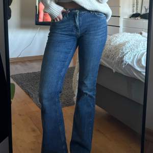 Superfina, lågmidjade jeans från Gina tricot. Dem är Storlek 34 men passar mig som har 36, därav skulle jag säga mer 36 i storlek. Perfekt i längd på mig som är 168cm