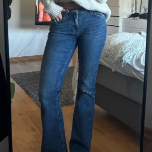 Lågmidjade jeans - Superfina, lågmidjade jeans från Gina tricot. Dem är Storlek 34 men passar mig som har 36, därav skulle jag säga mer 36 i storlek. Perfekt i längd på mig som är 168cm