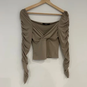 Topp - Långärmad topp med fina detaljer, använt 2 gånger💕