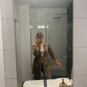 Kappa/kofta från Lexington - Snygg kofta/kavaj från Lexington. Man kan använda den ute nu i höst och sen som en kofta där det börjar bli lite kallt i vinter.  Helt ny!  Passar mig som är storlek xs-medium 